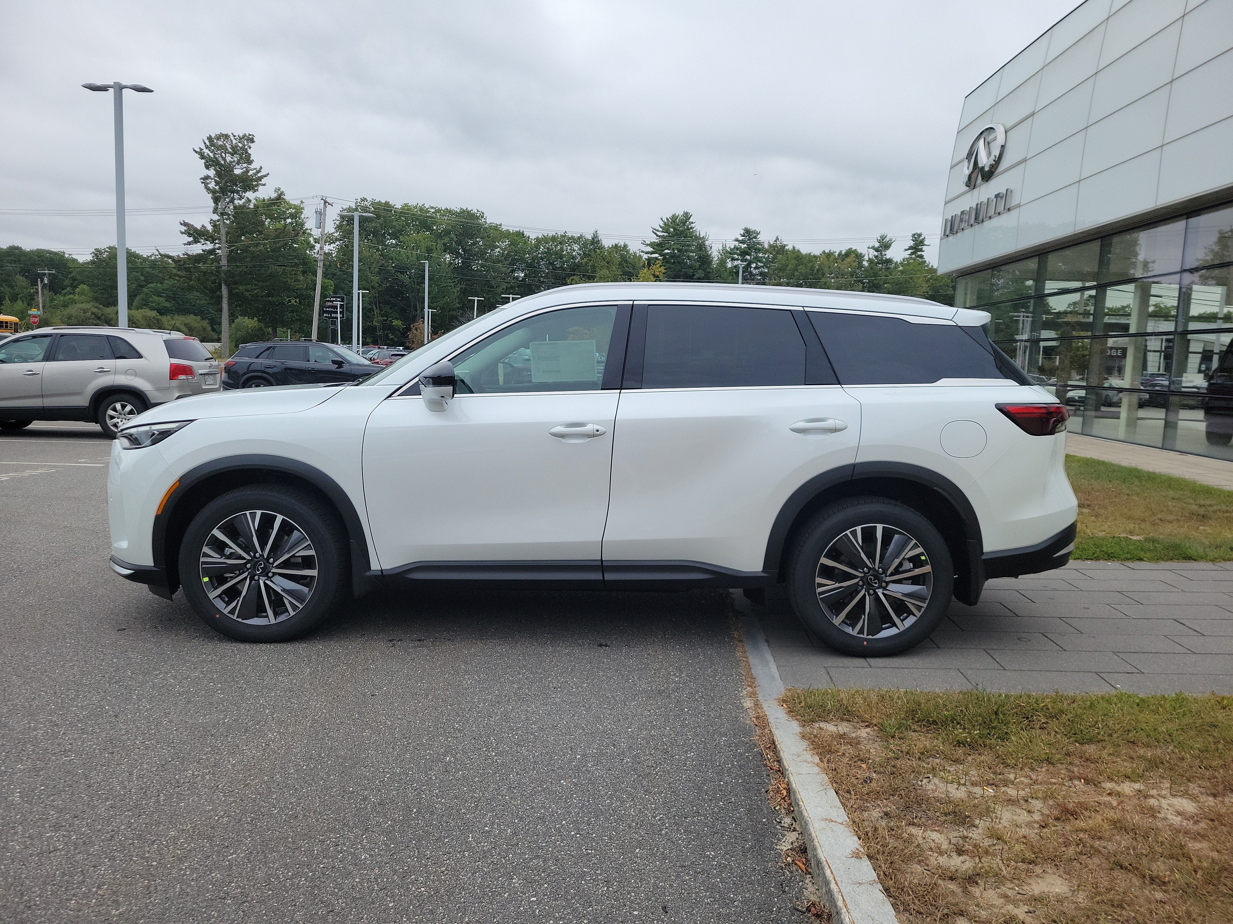 2027 INFINITI QX60 LUXE