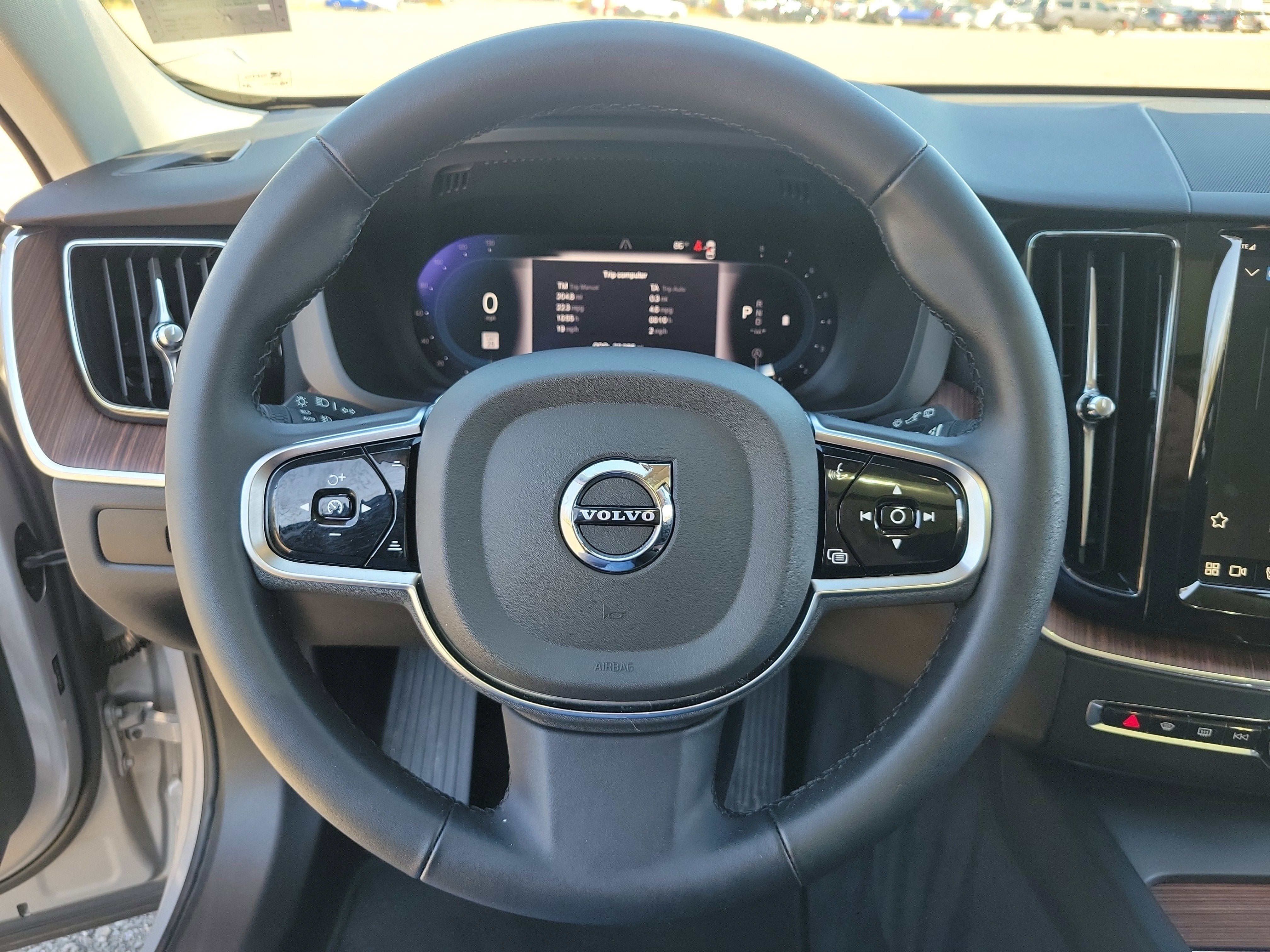 2024 Volvo XC60 Plus Dark Theme