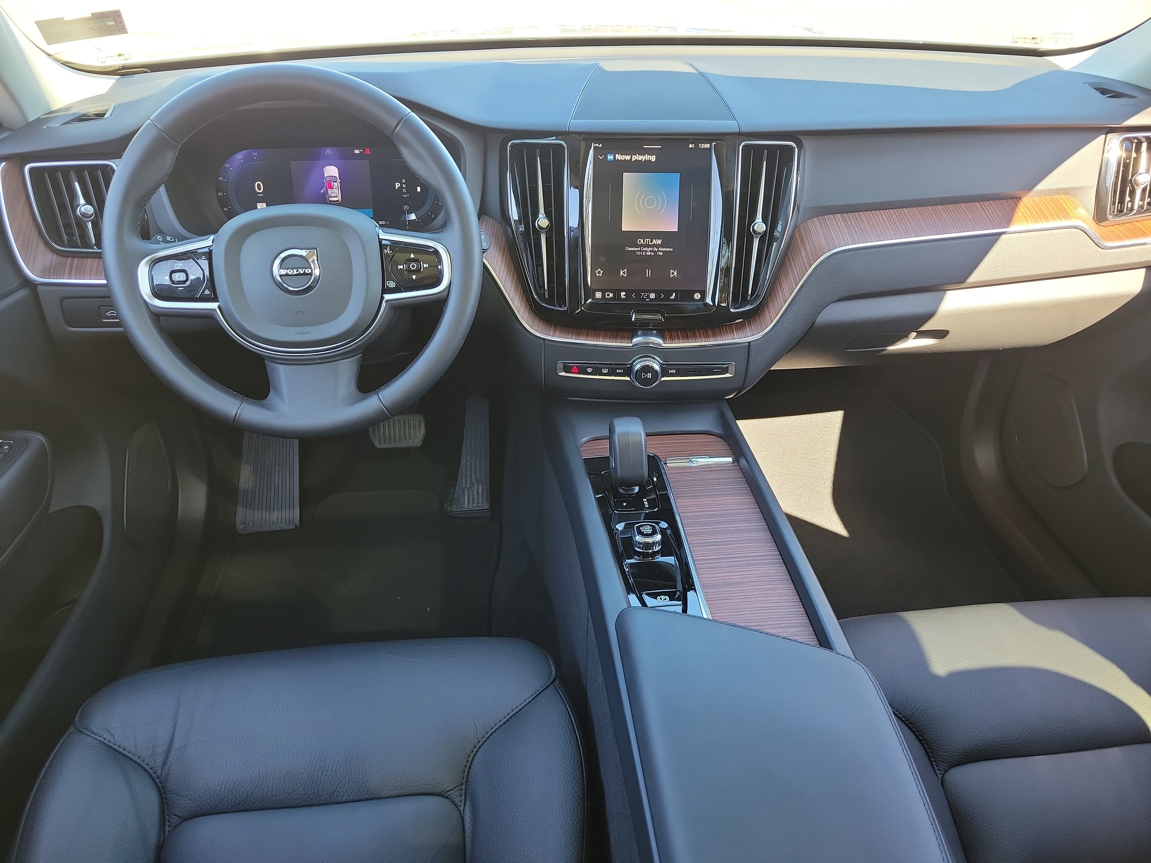 2024 Volvo XC60 Plus Dark Theme