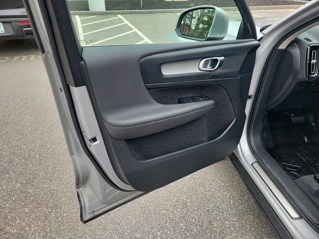 2024 Volvo XC40 Plus Bright Theme