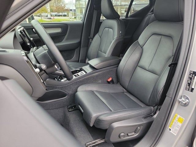 2024 Volvo XC40 Plus Bright Theme